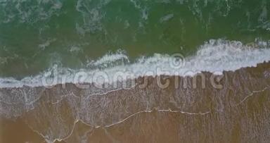 石质海岸<strong>地段</strong>的鸟瞰图，可看到海浪和浪花
